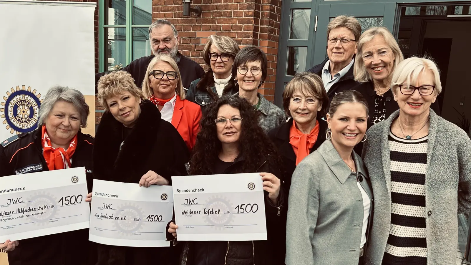 Über eine Spende von 1.500 Euro freuen sich Barbara Faltenbacher von den Maltesern, Susanne Vorsatz von der Initiative e.V. und Rainer Sindersberger von der Tafel. Ebenso im Bild einige Damen des Inner Wheel Club Weiden.  (Bild: Petra Jüttner)