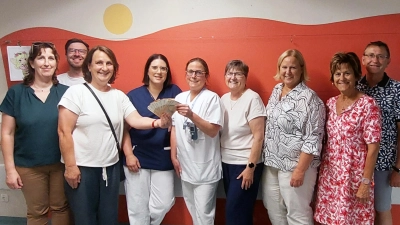 Die Theatergruppe Gebenbach überreichte 600 Euro an die Station der Klinik für Kinder und Jugendliche und an die IMC/Kinderchirurgie. V.l. Renate Scherer-Mende, Sascha Hentschke, Anita Freimuth, Stationsleitungen Sonja Lorenz und Rita Mäschl, Gerlinde Piehler, Pflegedirektorin Kerstin Wittmann, Brigitte Reng, Werner Gottschalk. (Bild: Verena Uschold)