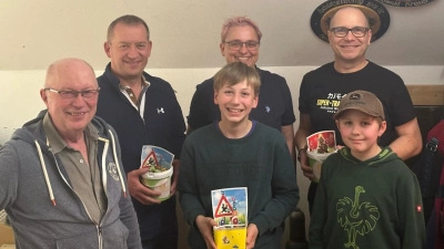 von links: Werner Gleißner, Manfred Koller (stellvertretend für Larissa Koller), Birgit Böttner, Bertram Menzel; vorne von rechts: Benedikt Bär und Malte Karlauf  (Bild: Martin Bodenstein )