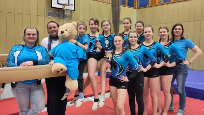 Äußert zufriedene Trainerinnen mit re. Beate Kellner, sowie links im Bild Shirona Riehr und Tina Nentwig mit ihren hervorragend platzierten Turnerinnen. (Bild: Reinhard Weber)