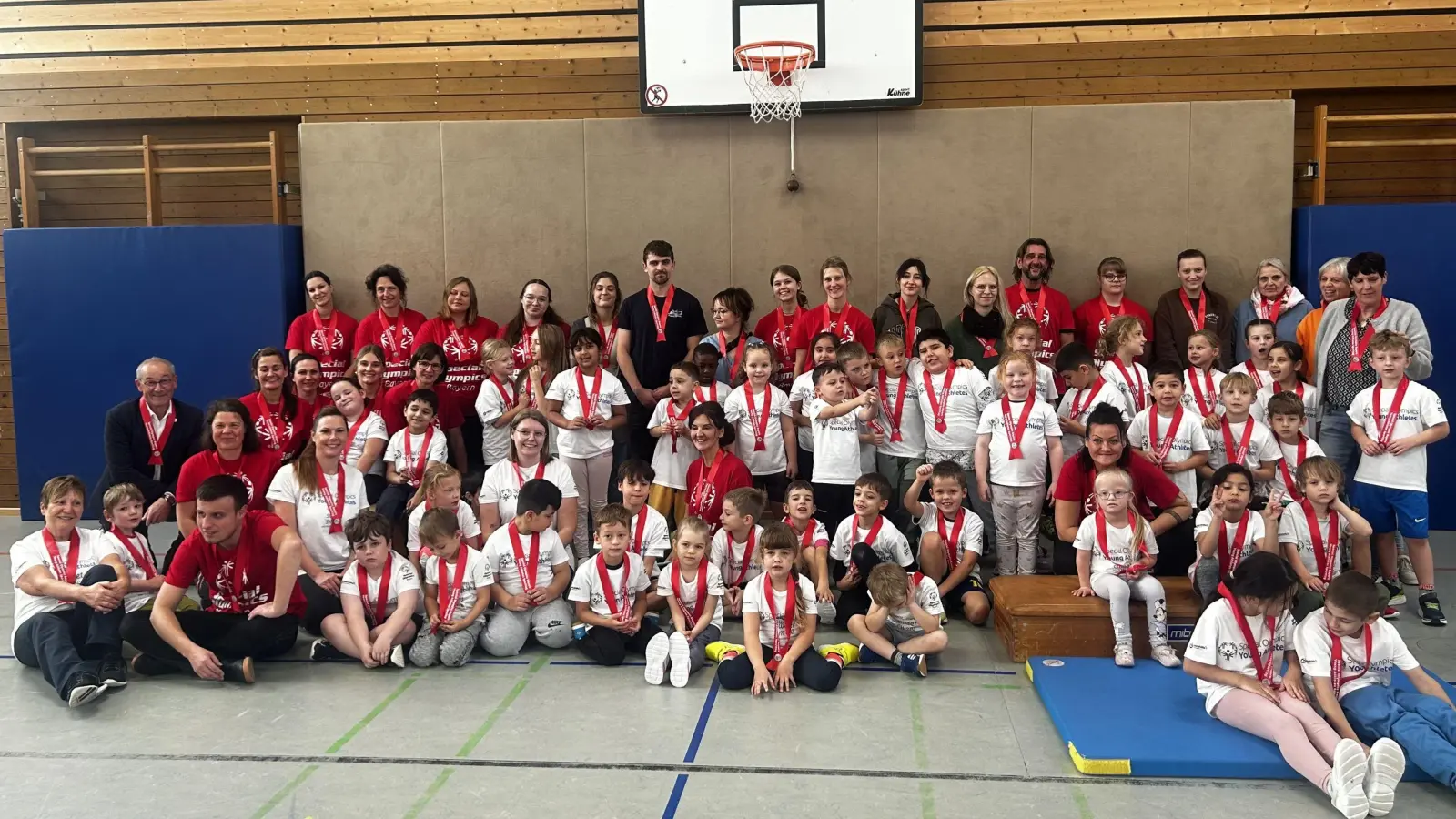 Strahlende Gesichter zum Abschluss des Sportsday von Special Olympics 2025 in der Albert-Schweitzer-Schule.  (Bild: Katharina Reuter)