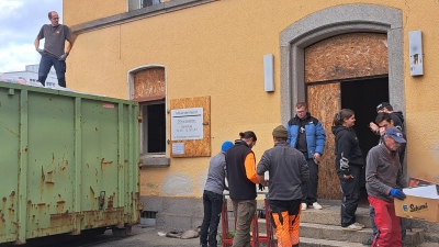 Viele fleißige Helfer hatten in etwas mehr als einer Stunde den Container beladen (Bild: Paul Schulze)