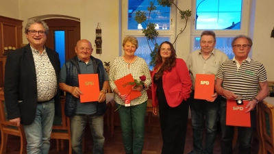 SPD-Ortsvorsitzende Silke Tanner (Dritte von rechts) und Bürgermeister Bernhard Stangl (links) beglückwünschten Werner Walberer (rechts) zur Willy-Brandt-Medaille. Für langjährige Mitgliedschaft wurden außerdem Gerhard Haas, Andrea Göhl und Peter Landgraf (Zweiter, Dritte und Fünfter von links) sowie Marek Prygiel und Max Weichs geehrt. (Bild: Bernhard Piegsa)