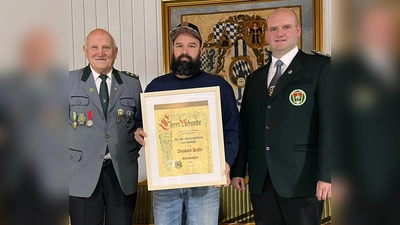 v.l.:1.Schützenmeister Alfred Koch, Jonny Matthias Prüfer, 1.Gauschützenmeister Florian Greil (Bild: Georg Hoffmann)