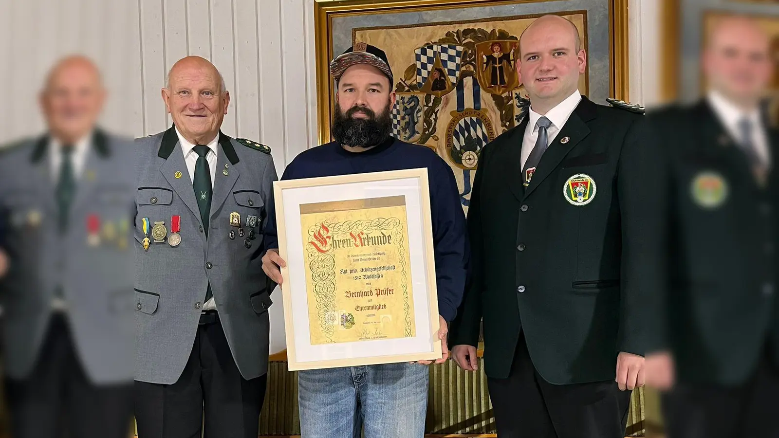 v.l.:1.Schützenmeister Alfred Koch, Jonny Matthias Prüfer, 1.Gauschützenmeister Florian Greil (Bild: Georg Hoffmann)
