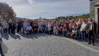 Die Wallfahrergruppe aus der Pfarreiengemeinschaft Eslarn-Moosbach in Prag, im Hintergrund der Veitsdom auf dem Hratschin. (Bild: Udo Klösel)
