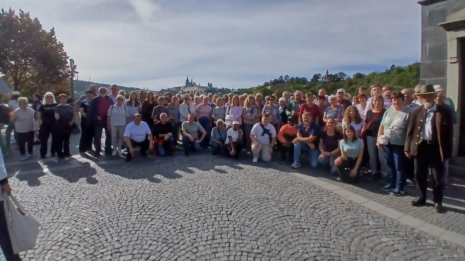 Die Wallfahrergruppe aus der Pfarreiengemeinschaft Eslarn-Moosbach in Prag, im Hintergrund der Veitsdom auf dem Hratschin. (Bild: Udo Klösel)