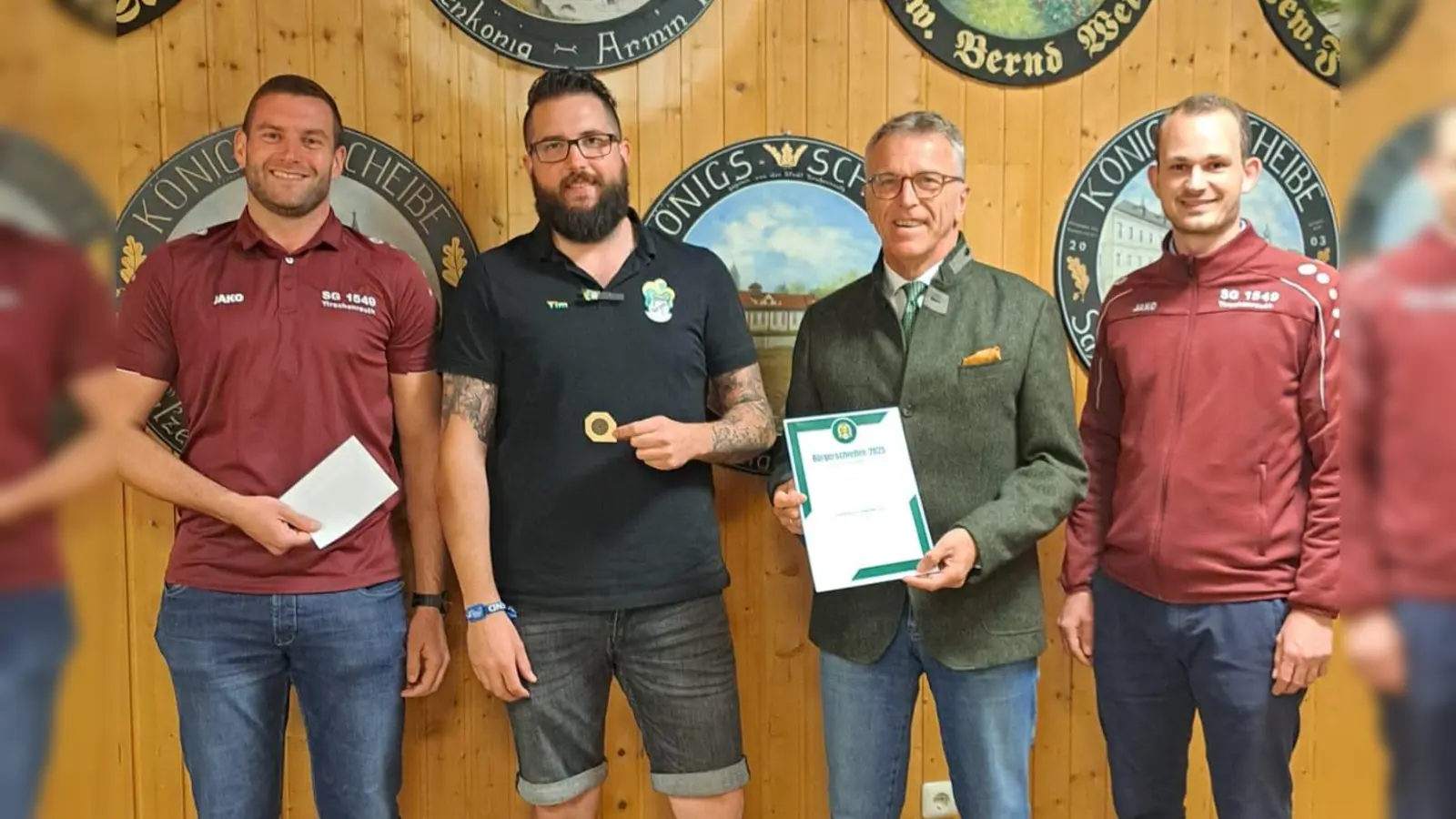 Tobias Birkner (l.), Franz Stahl (2.v.r.) und Nico Wiesend (r.) gratulierten dem neuen Bürgerkönig Tim Trottmann. (Bild: Christina Bartl)