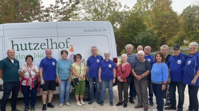 Die Wanderfreunde Hirschau zu Gast bei der Hofführung am Hutzelhof. (Bild: Katharina Kraus)