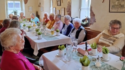 Die Reuther Senioren beim Kaffee und Quiznachmittag. (Bild: Christa Böhm)