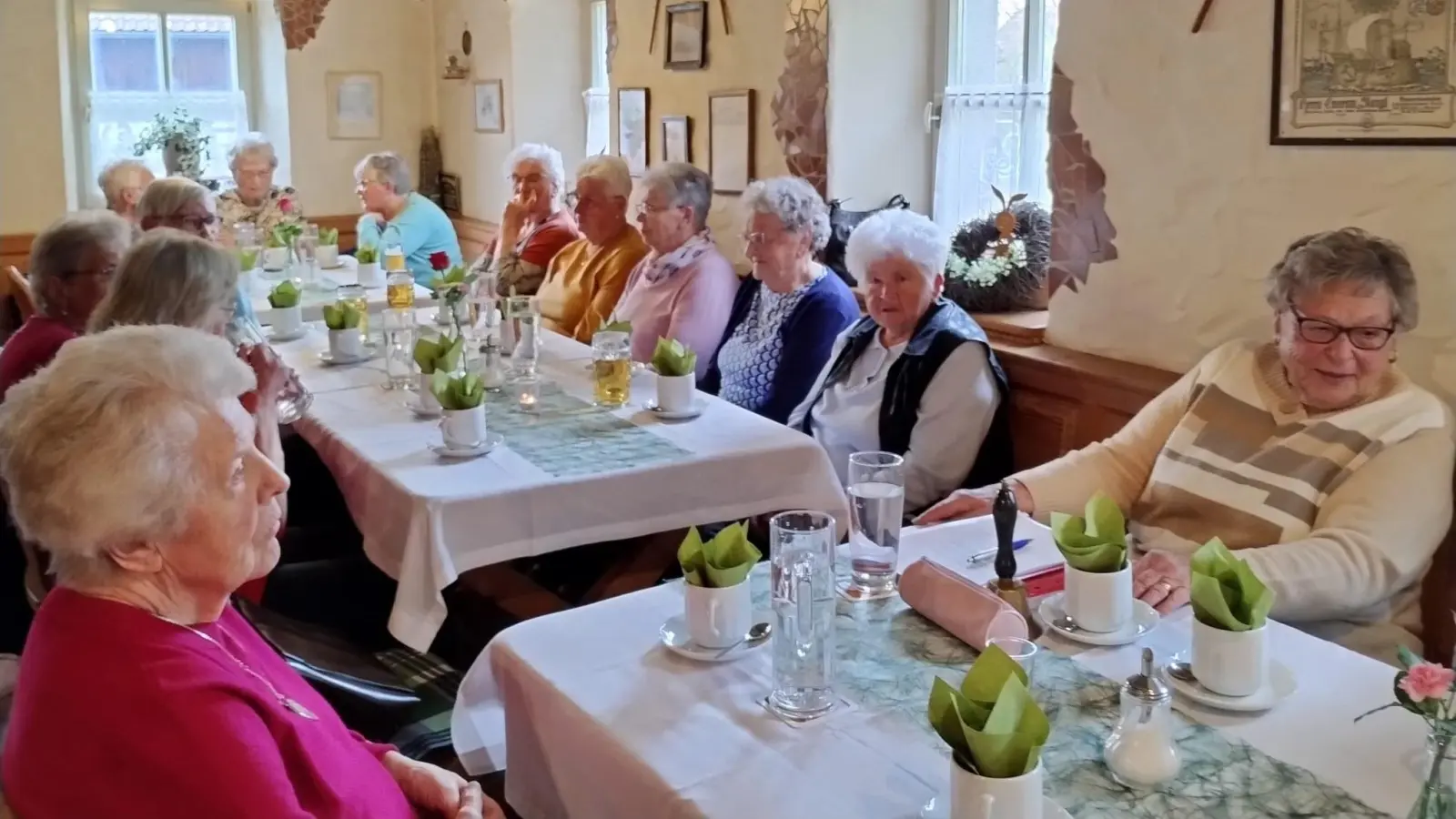 Die Reuther Senioren beim Kaffee und Quiznachmittag. (Bild: Christa Böhm)