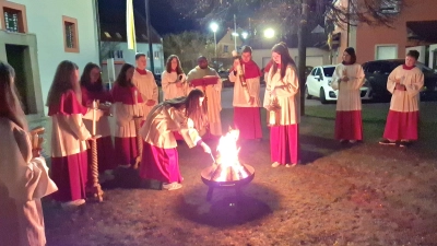 Die Osternacht-Feier begann mit der Weihe von Osterfeuer und dem Anzünden der Osterkerze (Bild: Karl Ziegler)