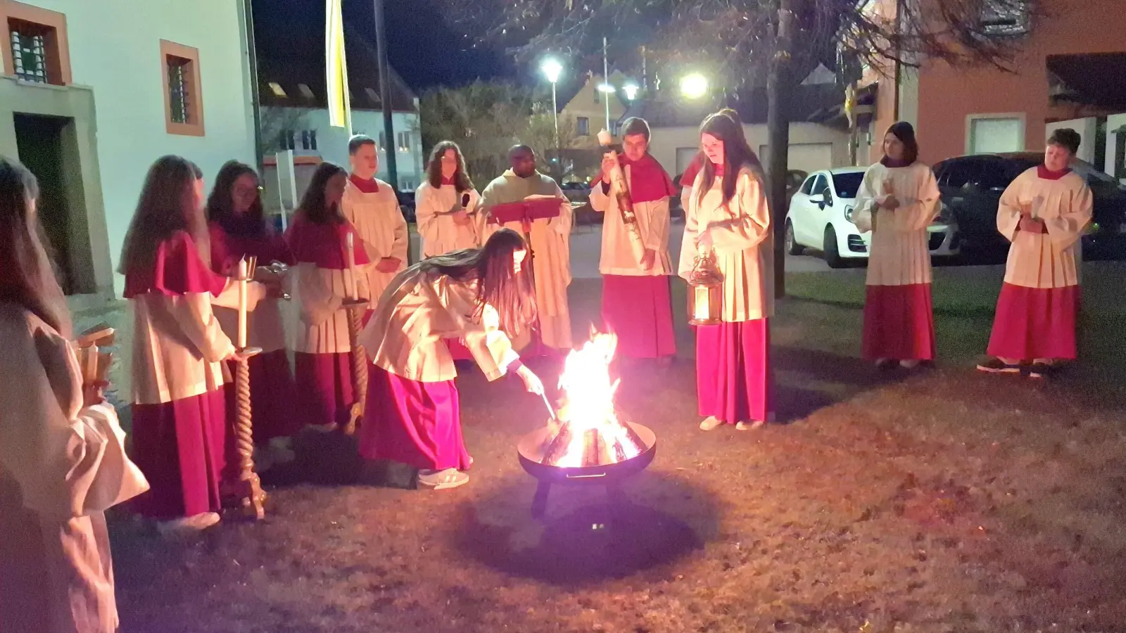 Die Osternacht-Feier begann mit der Weihe von Osterfeuer und dem Anzünden der Osterkerze (Bild: Karl Ziegler)
