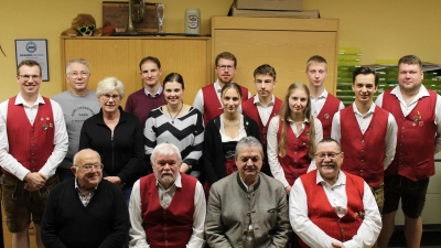 Anwesende Geehrte v. links: Alfons Amend, Vertreter NBMB Ferdinand Münch, 1. Bürgermeister Andreas Wutzlhofer, Gerhard Maier, 1. Vorstand Daniel Fenzl, Heidi Hierold, Kathrin Bayer, Magdalena Ram, Johanna Zitzmann, Alexander Ram, Josef Kick, Markus Ringer, Paulus Kellner, Elias Ram, Michael Scheibl, 2. Vorstand Florian Reil (Bild: Julia Herold)