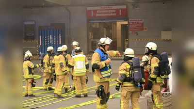 Das Gelände des MediaMarktes in der Waldershofer Straße verwandelte sich in ein packendes Übungsszenario für die Feuerwehr Marktredwitz.  (Bild: Michael Meier)