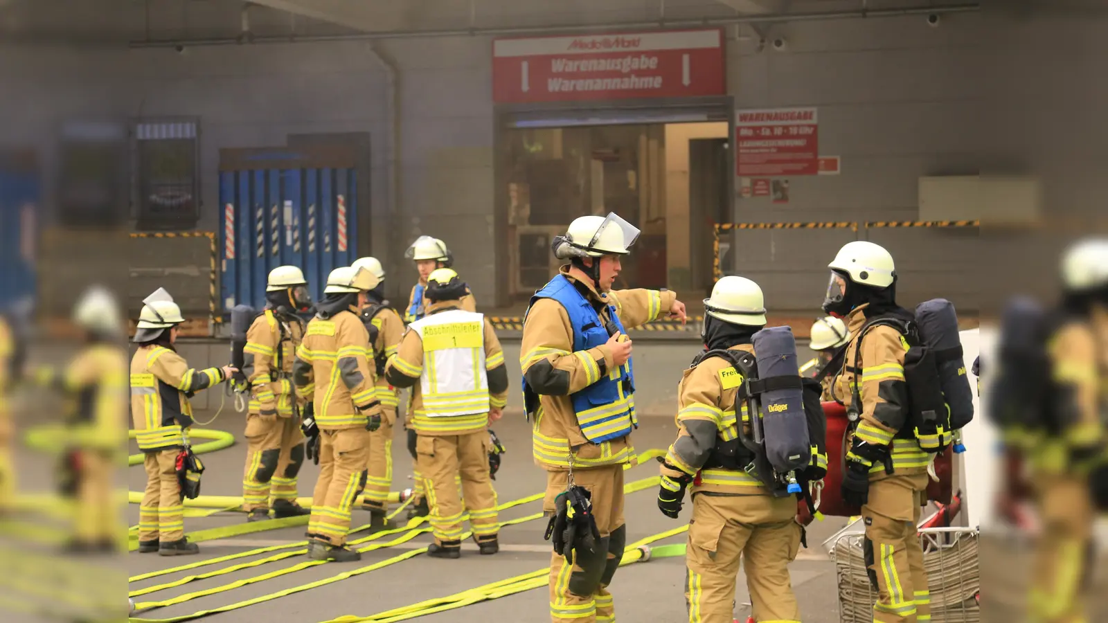 Das Gelände des MediaMarktes in der Waldershofer Straße verwandelte sich in ein packendes Übungsszenario für die Feuerwehr Marktredwitz.  (Bild: Michael Meier)