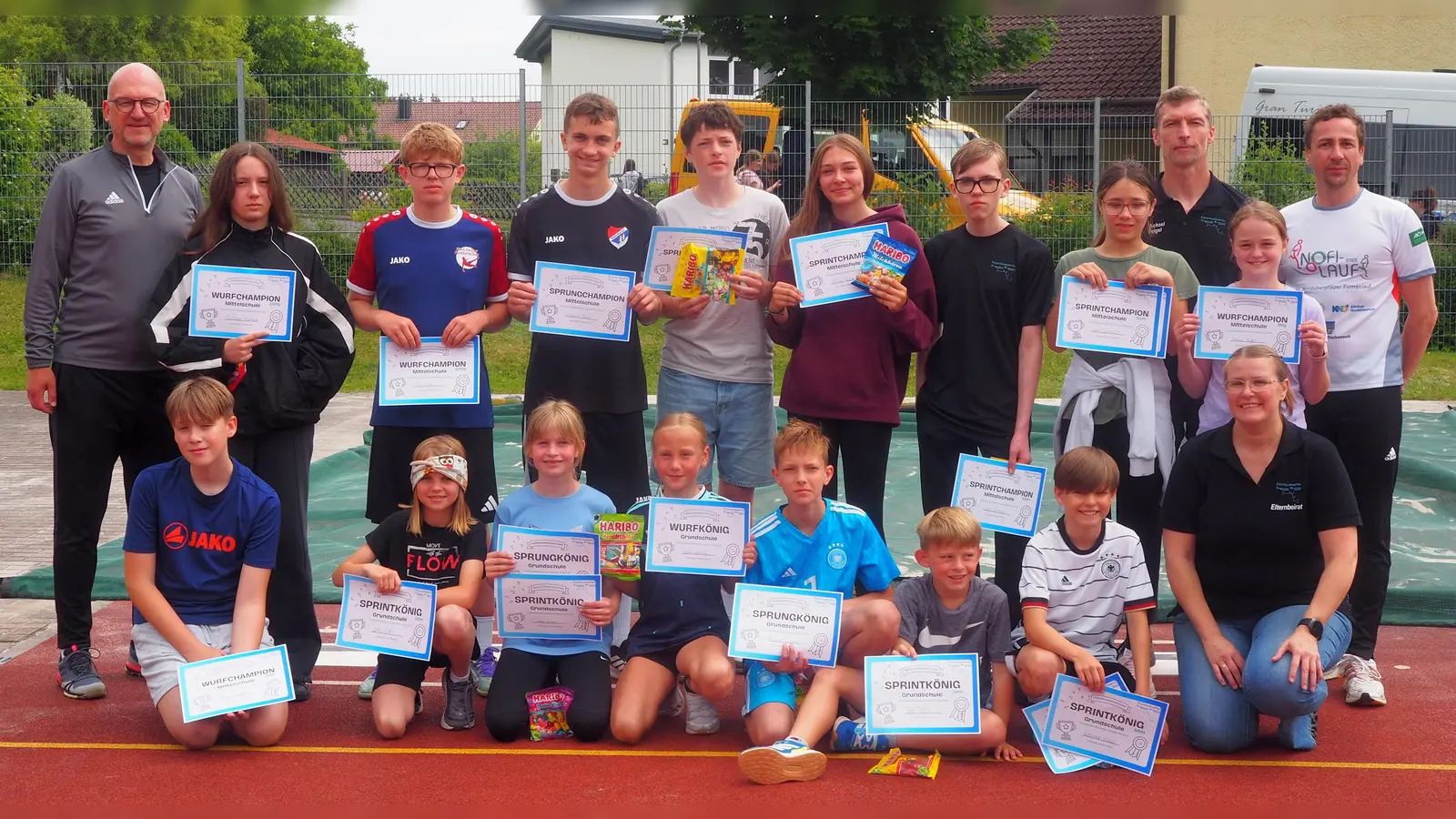 Die besten Grund- und Mittelschüler mit Schulleiter Alexander Köstler (hinten links), den Sportbeauftragten Michael Feigel und Philipp Lippert (hinten rechts) sowie Elternbeirätin Kathrin Filbinger (unten rechts). (Bild: Selina Kreuzer)