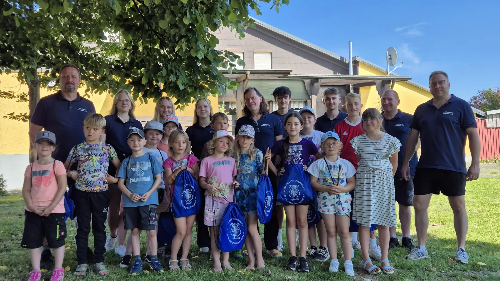 Das Bild zeigt die Verantwortlichen der Blaskapelle Thanhausen mit den teilnehmenden Kindern. (Bild: Roland Heldwein)