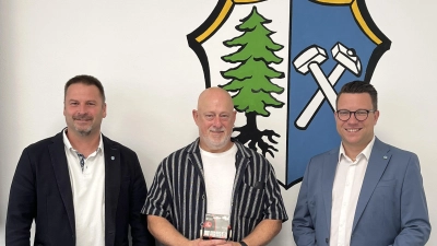 Von rechts: Zweiter Bürgermeister Matthias Meier, Raimund Einöder und Christian Cesarz (Leiter Bauverwaltung) bei der Ernennung zum Feldgeschworenen. (Bild: Matthias Meier)