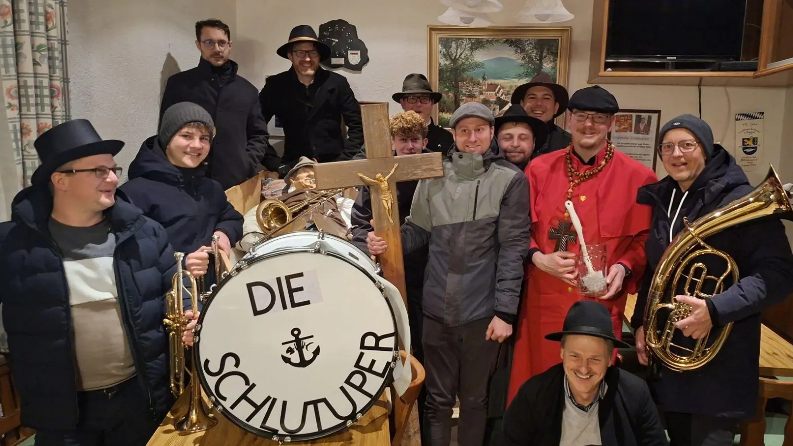 Die Akteure der Blaskapelle „Schlutupers“ und die Beichtgemeinschaft versammelten sich schließlich mit dem Stroh-Prinzen „Jaromír Jäger“ zu einem letzten Erinnerungsfoto. (Bild: Hans-Jürgen Bauer)