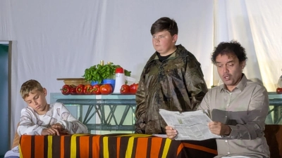 Szene im Hotel - Nico Eckert, Max Haberkorn, Regisseur Jean-Francois Drozak (von links) (Bild: Jürgen Bayer)