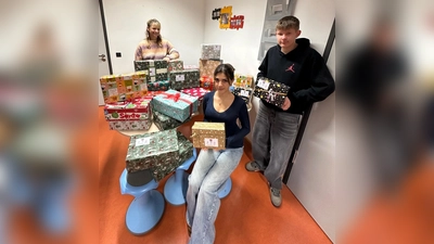 Die SMV der GMS Weiherhammer präsentiert stolz die gesammelten Weihnachtspäckchen. (Bild: Günther Paul)
