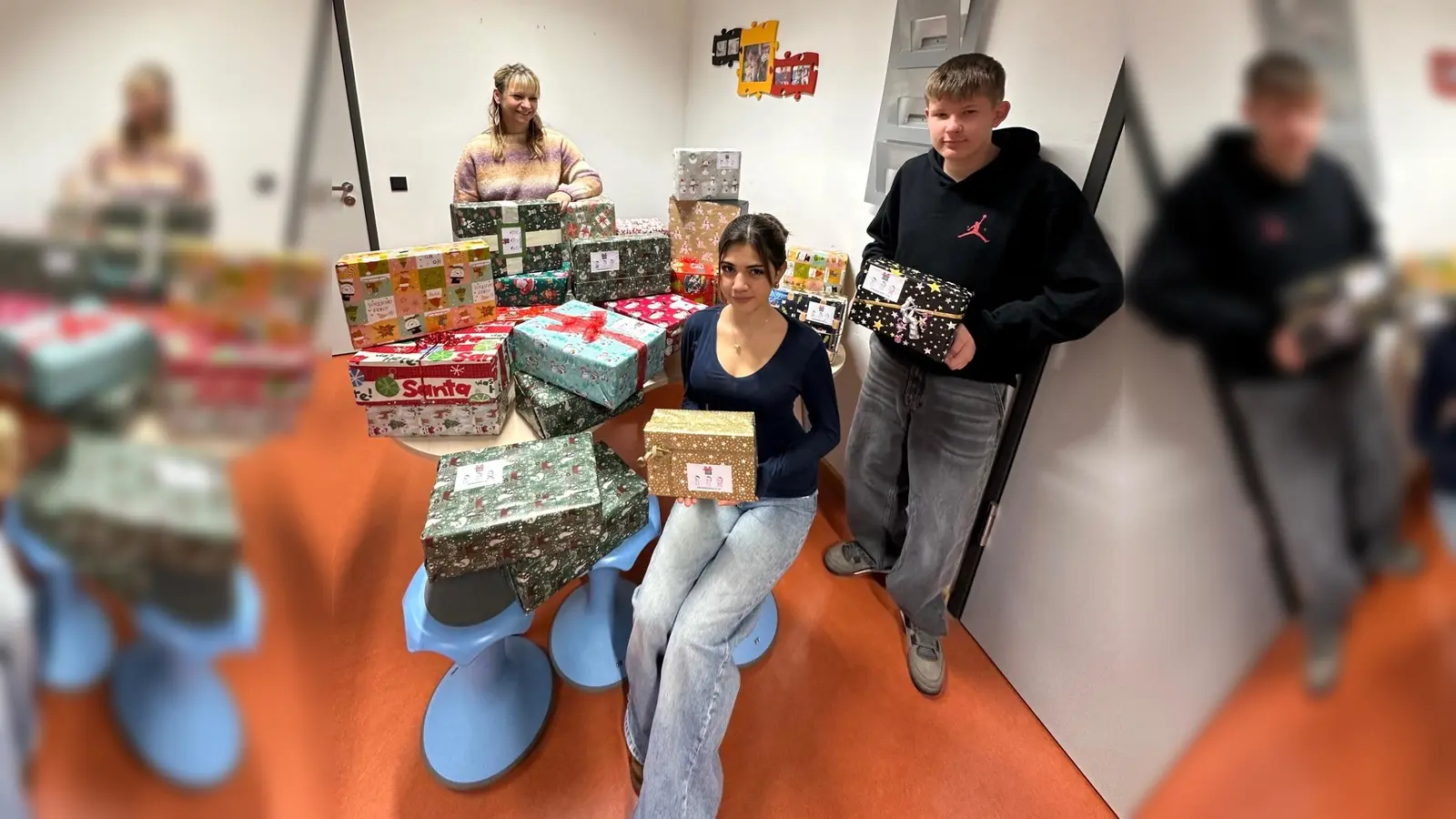 Die SMV der GMS Weiherhammer präsentiert stolz die gesammelten Weihnachtspäckchen. (Bild: Günther Paul)