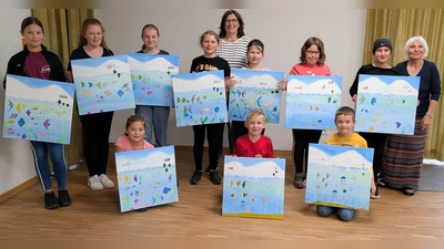 Die stolzen Maler*innen mit Frau Moerder-Fischer (rechts) und Initiatorin Michaela Gleißner (Mitte) (Bild: Rita Salomon)