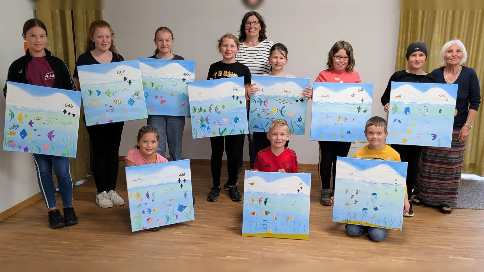 Die stolzen Maler*innen mit Frau Moerder-Fischer (rechts) und Initiatorin Michaela Gleißner (Mitte) (Bild: Rita Salomon)