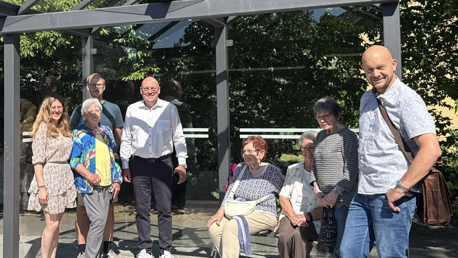 Auf dem Bild (von links): Larissa Wegmann (Sachgebiet Tiefbau, Stadt Marktredwitz), Ursula Winter (Sprecherin der „Aktuellen Stunde“), Maximilian Weismeier (Sachgebietsleiter Tiefbau, Stadt Marktredwitz), Oberbürgermeister Oliver Weigel, weitere Mitglieder der „Aktuellen Stunde“ und Leitender Baudirektor Stefan Büttner. (Bild: Anja Peltzer)