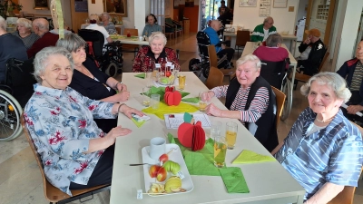 Die Bewohnerinnen und Bewohner genießen das Apfelfest (Bild: Sylvia Benjamin)