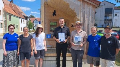 Vlnr: Davina Feldt, Birgit Eitner, Corinna Holl, 1. Bgm Etzelwang: Roman Berr, Dr. Peter Stimmler, Uwe Heckel, Gerhard Horn. (Bild: Dr. Peter Stimmler)