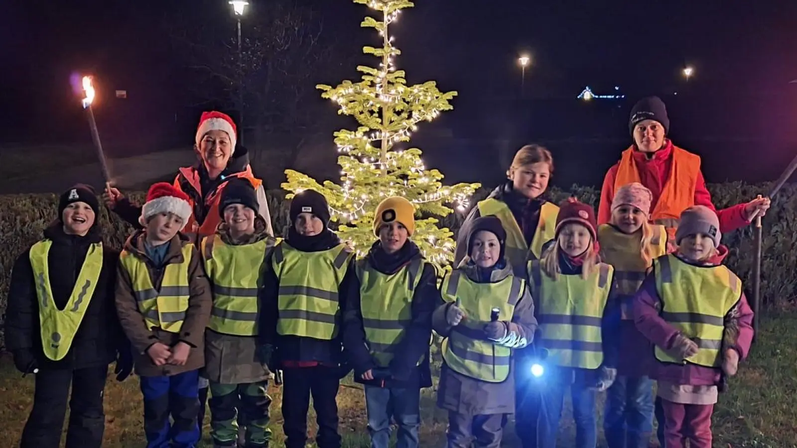 Löschzwerge Vilshofen mit Ihren Betreuerinnen Katrin Frankerl und Susanne Rieger. (Bild: Christoph Hirzinger)