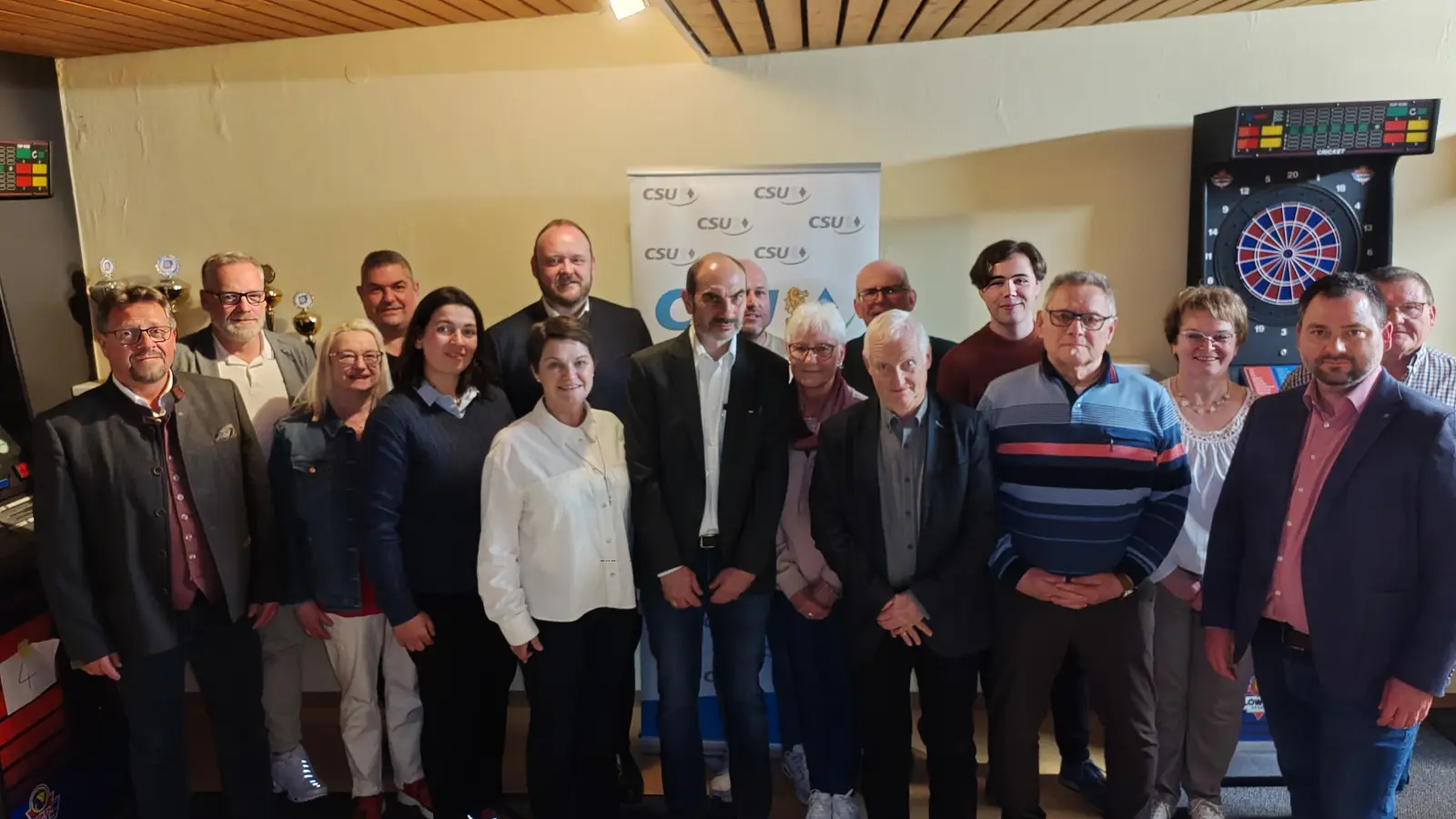 Die neu gewählte Vorstandschaft inklusive geehrten Mitgliedern  (Bild: Hannah Rauch )