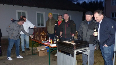  Bürgermeister Anton Kappl beobachtet genau, ob die Bratwürste auch durch sind, im Beisein der Kandidaten: Thomas Baier, Gerd Scharff, Wolfgang Bayerl, Wolfgang Härtl, Robert Zirngibl und Manuel Tschierschke  (Bild: Sieglinde Schärtl)