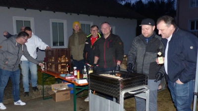  Bürgermeister Anton Kappl beobachtet genau, ob die Bratwürste auch durch sind, im Beisein der Kandidaten: Thomas Baier, Gerd Scharff, Wolfgang Bayerl, Wolfgang Härtl, Robert Zirngibl und Manuel Tschierschke. (Bild: Sieglinde Schärtl)