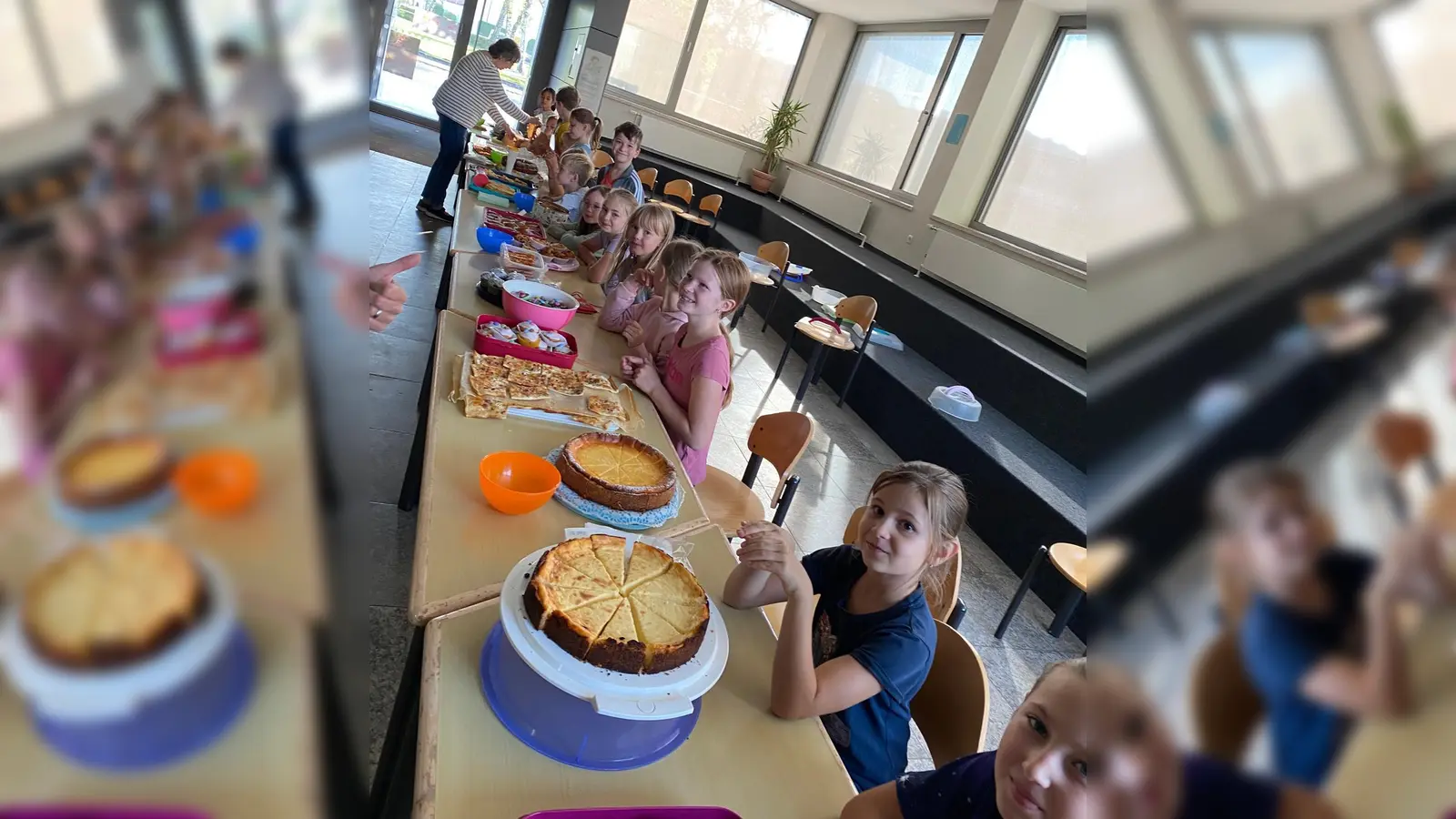 Schülerinnen und Schüler der Klasse K3-4 verkaufen Kuchen für den guten Zweck (Bild: Markus Lacher)