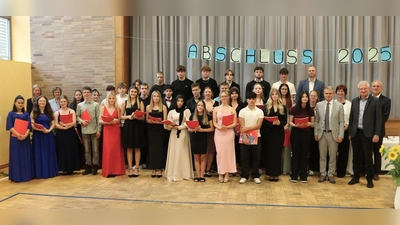 Abschlussklassen 9 und M10 mit ihren Zeugnissen gemeinsam mit Schul- und Klassenleitung und Bürgermeister (Bild: Thomas Plank)
