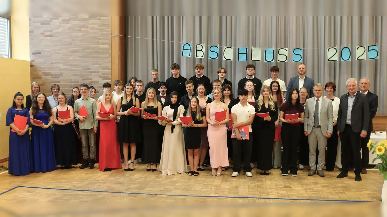 Abschlussklassen 9 und M10 mit ihren Zeugnissen gemeinsam mit Schul- und Klassenleitung und Bürgermeister (Bild: Thomas Plank)