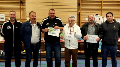 Die Gewinner des Preisschafkopfs des FC Luhe-Markt freuten sich über ihre Preise. Von links: zweiter Vorsitzender Peter Müller, Trostpreisträger Hans Meissner, Zweitplatzierter Marco Schulze, Sieger Richard Dürmann, Drittplatzierter Ewald Schmiegel und Vorsitzender Kilian Braun. (Bild: Timo Kreuzer)