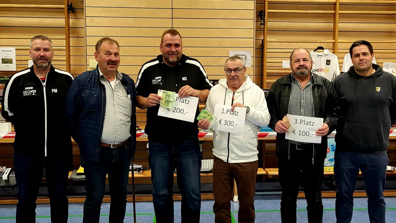 Die Gewinner des Preisschafkopfs des FC Luhe-Markt freuten sich über ihre Preise. Von links: zweiter Vorsitzender Peter Müller, Trostpreisträger Hans Meissner, Zweitplatzierter Marco Schulze, Sieger Richard Dürmann, Drittplatzierter Ewald Schmiegel und Vorsitzender Kilian Braun. (Bild: Timo Kreuzer)
