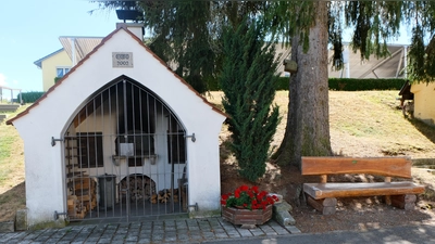 Vereinseigener Holzbackofen und Fred-Lehner-Bankerl sind für den Waldverein ein Standort zum Feiern. Ideal auch für die Wimpelübergabe des OWV Vohenstraußer an die Flosser Heimatfreunde am Samstag, 10. Oktober, wenn die 95. Hauptversammlung des OWV Weiden – Hauptverein – und das 100-jährige Gründungsfest des OWV Floß stattfindet.