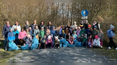 Dank der fleißigen Müllsammler ist der Schulwald wieder ein Stück sauberer.  (Bild: Katharina Mutzbauer)