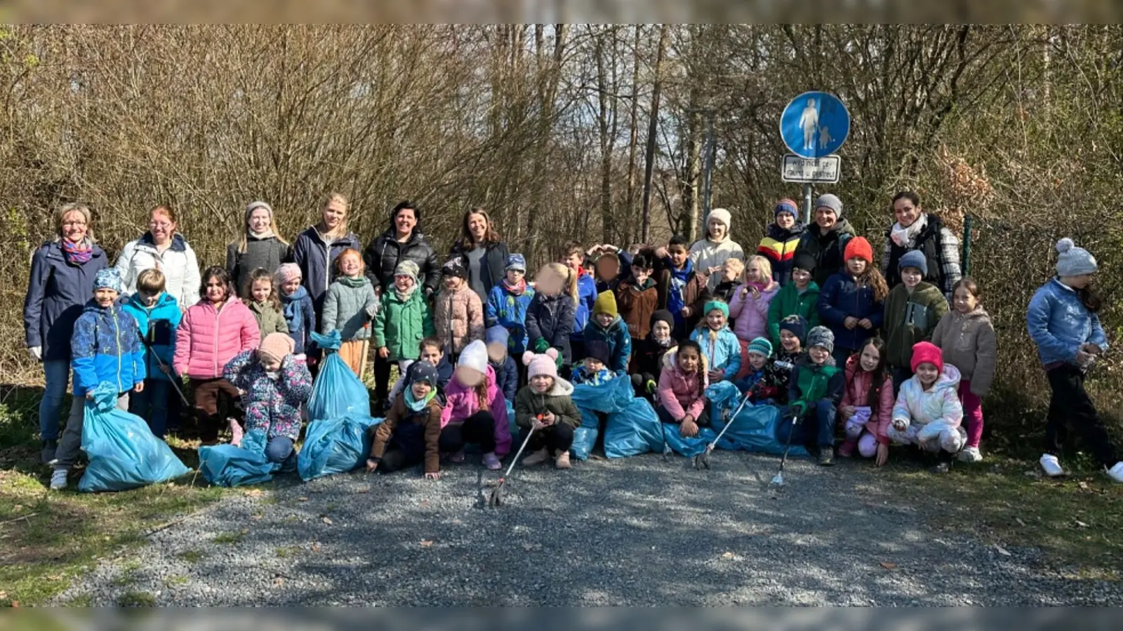 Dank der fleißigen Müllsammler ist der Schulwald wieder ein Stück sauberer.  (Bild: Katharina Mutzbauer)