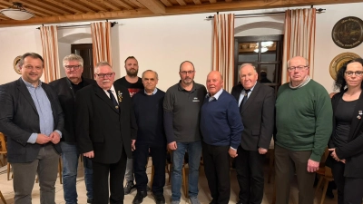 Von links: Bürgermeister A. Kappl, Stv. Kreisvorsitzender G. Schober,Kreisvorsitzender R. Berger, Reservistenbetreuer B. Berger, Beisitzer H. Schönberger, Kassier B. Kammerer, Beisitzer K. Liebl, bezirksvorsitzender Horst Embacher, Schriftführer t. Krieger stv Landrätin Landkreis Neustadt Karolina Forster. (Bild: Richard Berger)