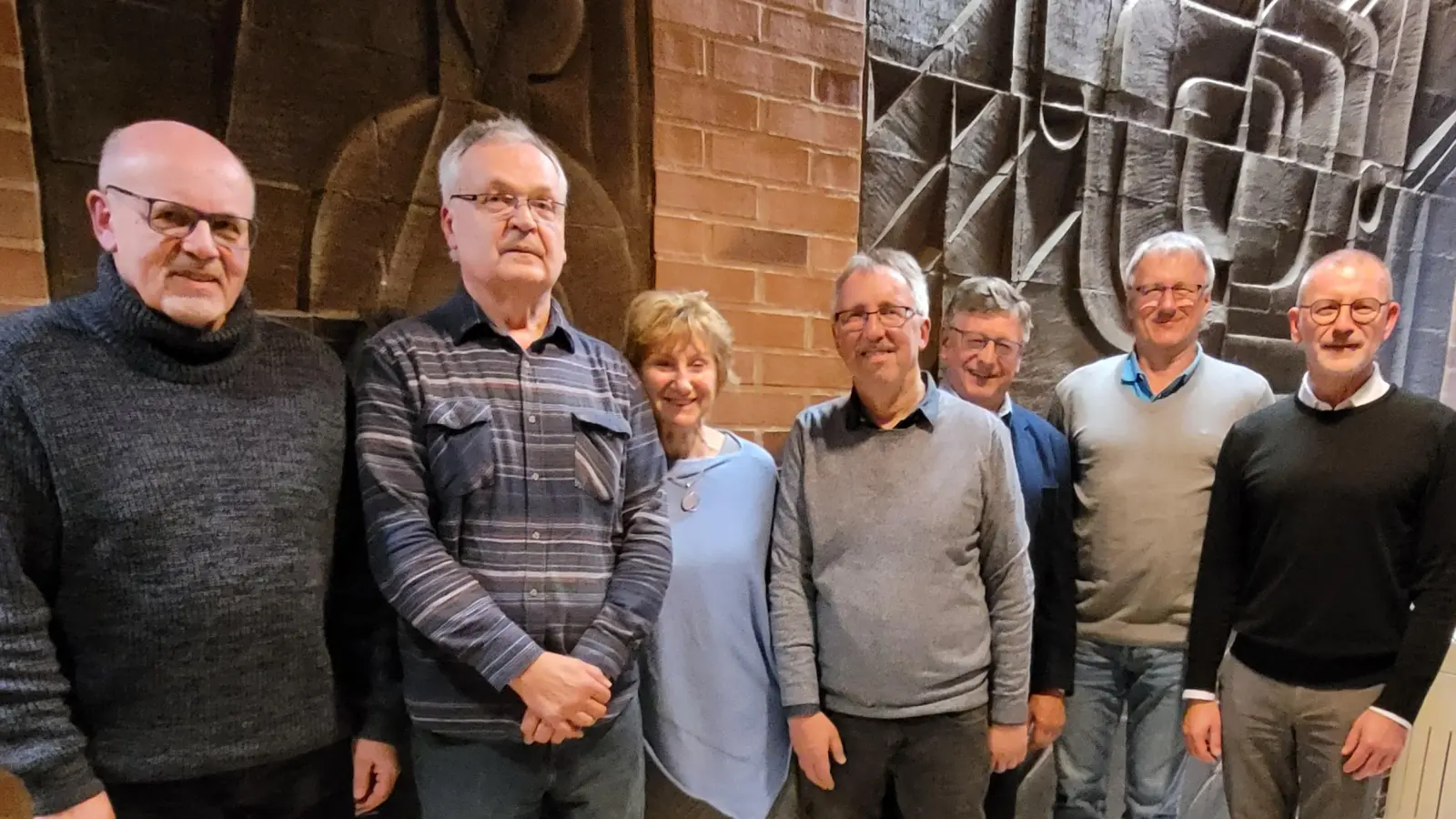 Von Links: Reinhard Lindner, Manfred Schwägerl, Ingeborg Kausler, Vorsitzender Werner Hahn, Werner Keisinger, Helmut Heindl und Präses Pfarrer Dr. Thomas Vogl (Bild: Regina Keisinger)