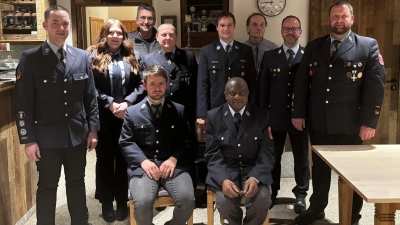 Die Geehrten Mitglieder mit den beiden Vorständen und dem Kommandant, sowie Bürgermeister und Pfarrer Dr. Charles Ifemeje.  (Bild: Katharina Schöner)