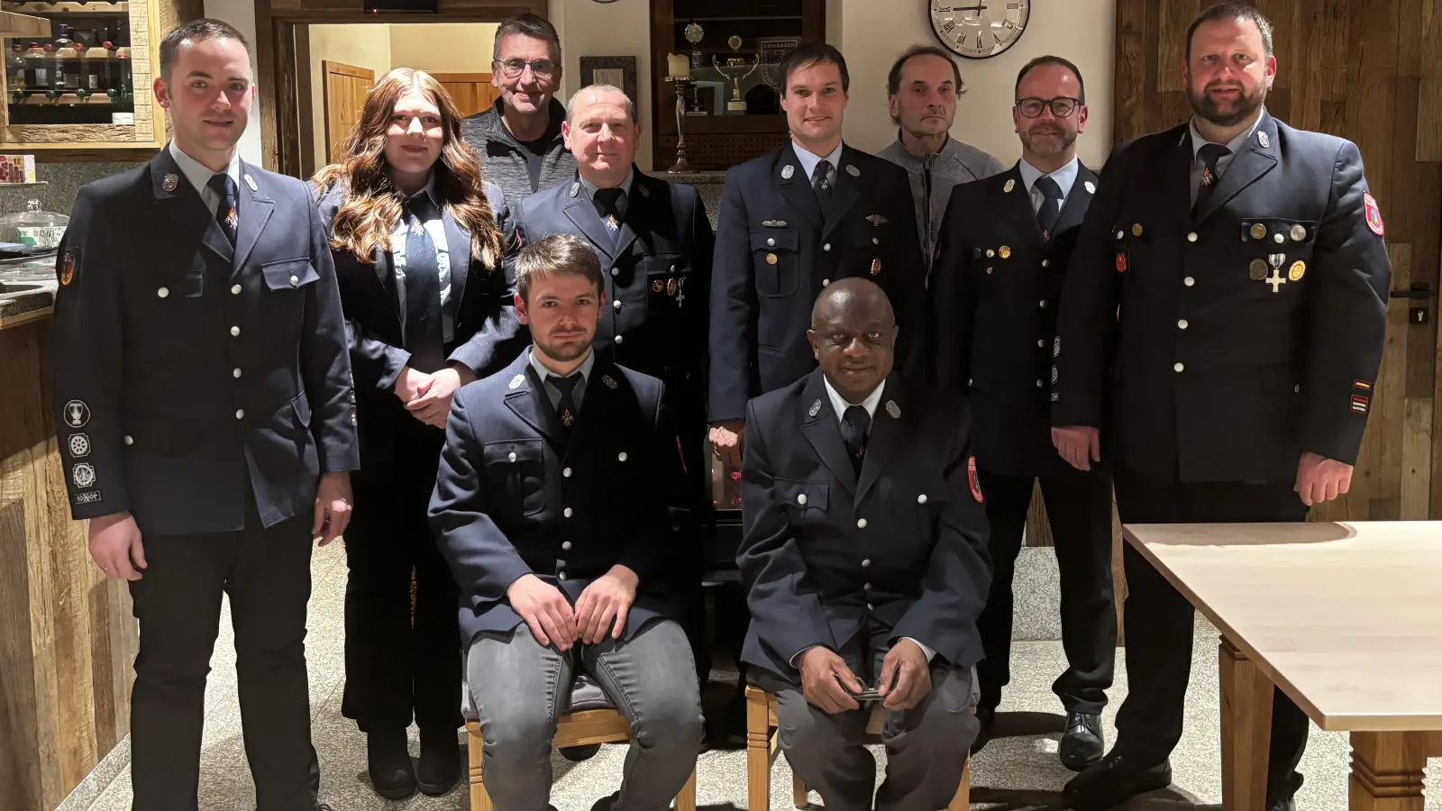 Die Geehrten Mitglieder mit den beiden Vorständen und dem Kommandant, sowie Bürgermeister und Pfarrer Dr. Charles Ifemeje.  (Bild: Katharina Schöner)