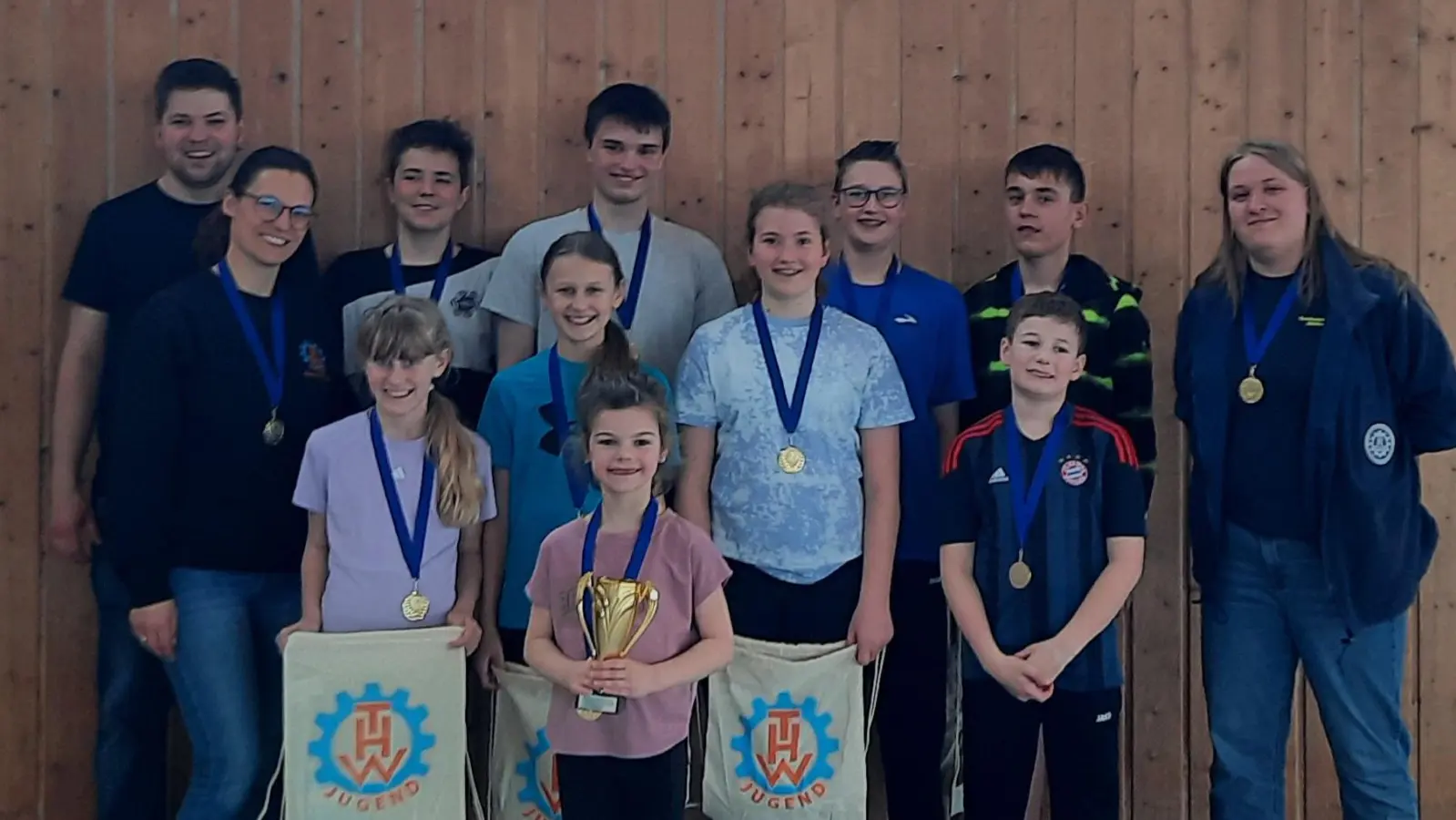 Freude gabs bei der Oberviechtacher THW-Jugend über den dritten Platz. Links im Bild stellv. Ortsbeauftragter Martin Simon und Jugendleiterin Katharina Bauer mit einem Teil der aktiven Jugendgruppe, die sich beim Völkerballturnier sportlich Punkte erkämpften. (Bild: Gottfried Berger)