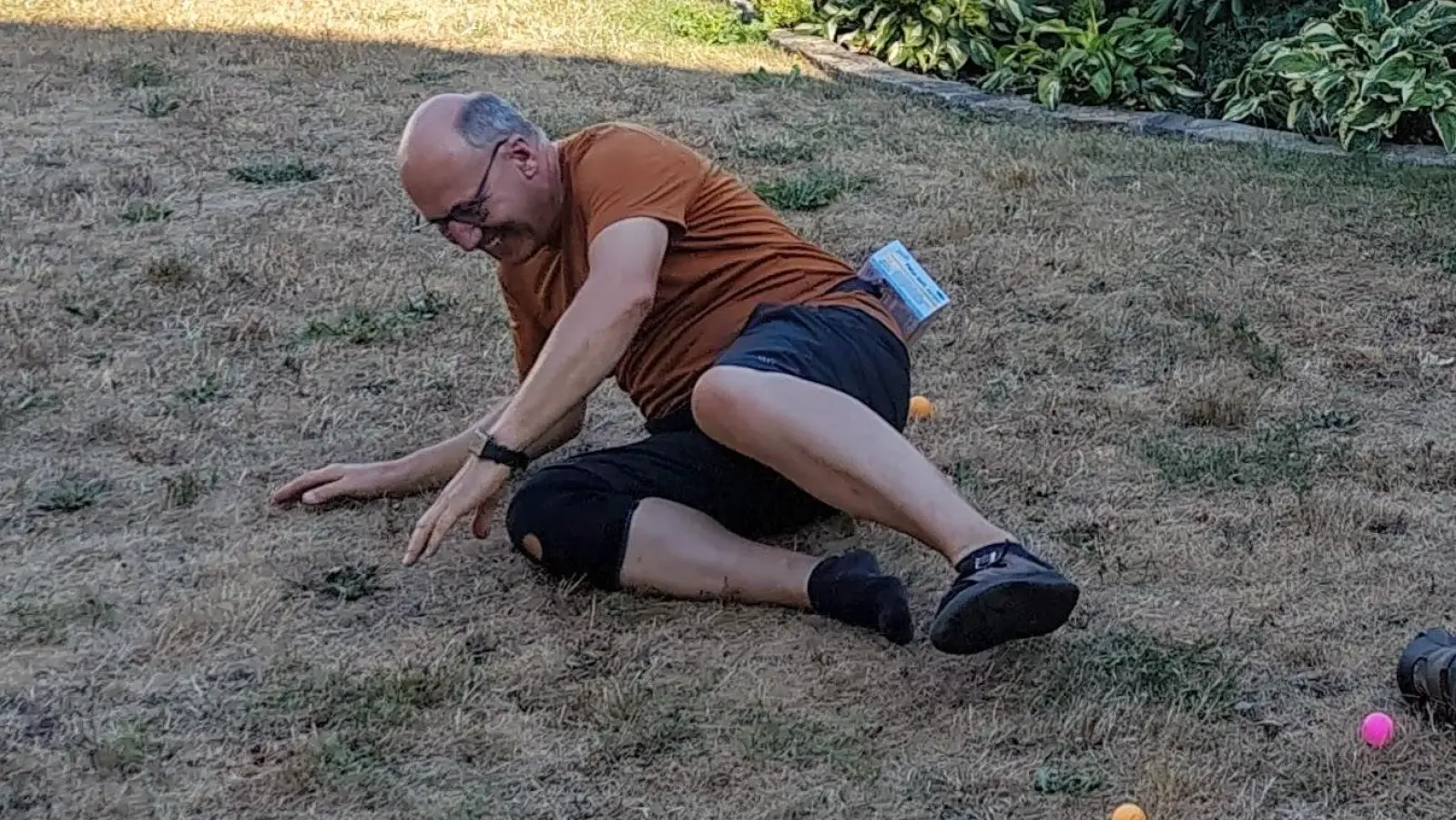 So sieht Einsatz aus: Der Chef des Dieterskirchner Stammtisches Gerhard Ruhland hat eine zu flotte Sohle aufs Grün gelegt. (Bild: Jasmin Gassner)